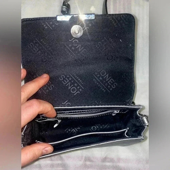 🏵️Jones New  York Signature tiny silver bag 🏵️ - Picture 4 of 10